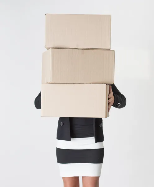 Kvinna som bär svanmärkt lådor — Stockfoto