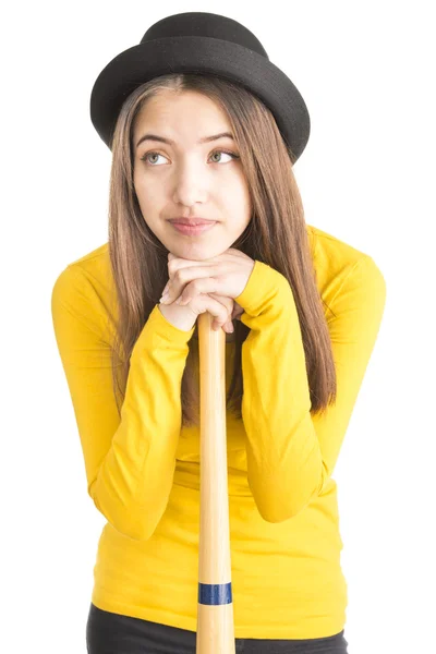 Atraktivní mladá žena drží baseballovou pálkou — Stock fotografie