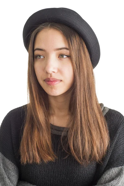 Attraente giovane donna con cappello nero — Foto Stock