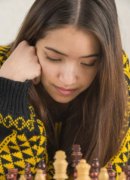 Atrakcyjna młoda kobieta gra w szachy — Zdjęcie stockowe