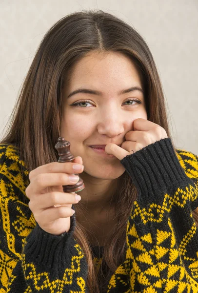 Atractiva joven mujer jugando al ajedrez — Foto de Stock