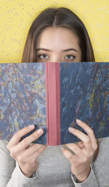 Привлекательная молодая женщина читает дневник — стоковое фото