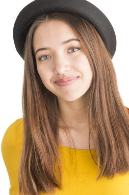 Siyah şapkalı çekici genç kadın portresi