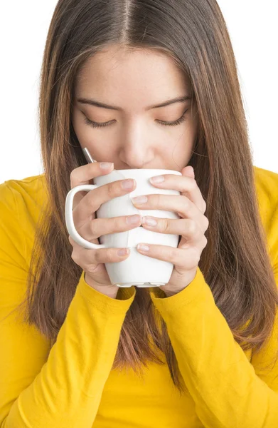 Attraktive junge Frau trinkt heißen Tee — Stockfoto