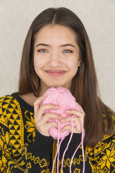 Attractive young woman holding a ball of yarn — Stock Photo, Image