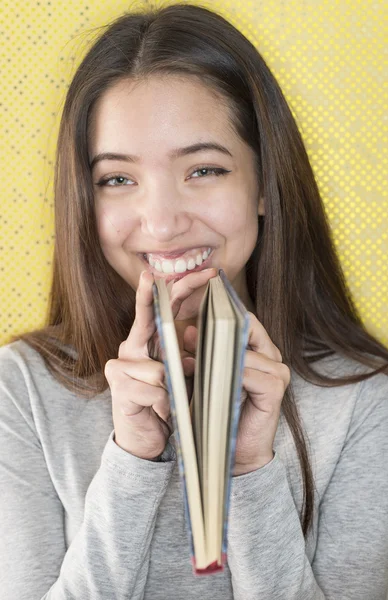 Jovem atraente lendo um diário — Fotografia de Stock