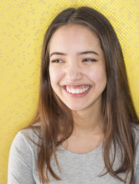 Aantrekkelijke jonge vrouw met natuurlijke toothy glimlach — Stockfoto