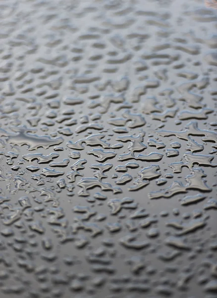 Gotas de lluvia sobre superficie de metal negro —  Fotos de Stock