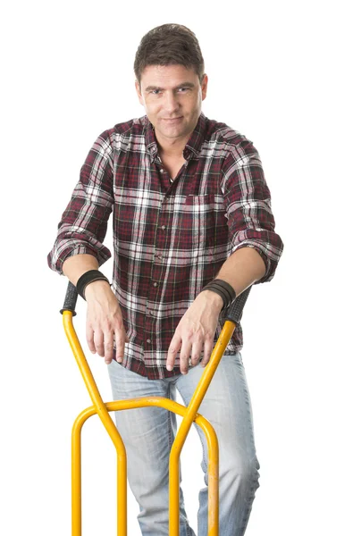 Uomo positivo con carrello utilizzato per il trasporto — Foto Stock