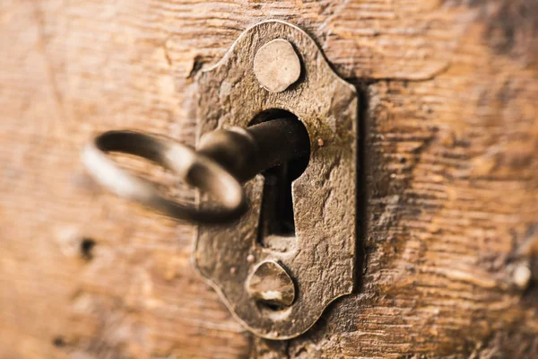 Clé vintage dans serrure de coffre en bois — Photo