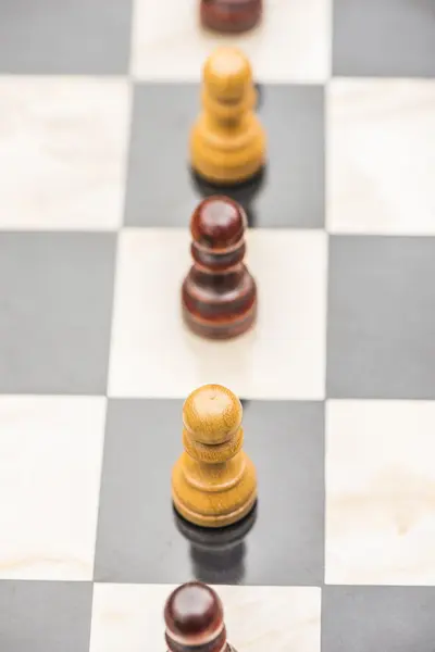 Peças de xadrez brancas e pretas em um tabuleiro de xadrez — Fotografia de Stock