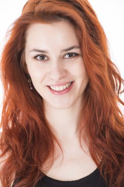 Kızıl saçlı güzel genç bayan