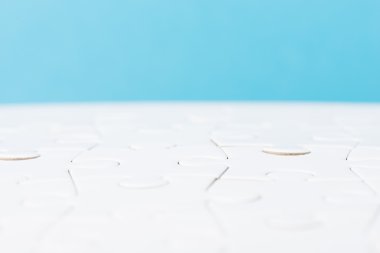 beyaz boş bir bulmacanın parçaları