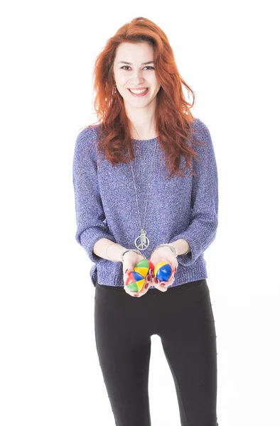 Αρκετά νεαρό θηλυκό juggling μπάλες — Φωτογραφία Αρχείου