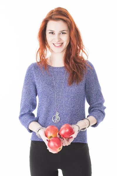 Joven hembra sostener tres manzanas rojas — Foto de Stock