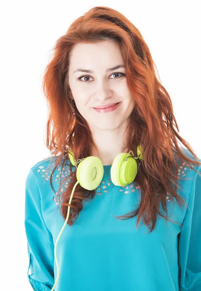 Piękna młoda kobieta słuchać muzyki — Zdjęcie stockowe