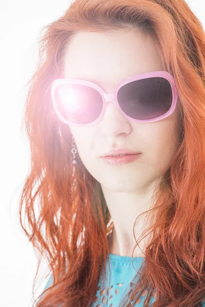 Menina bonita com cabelo vermelho e óculos de sol — Fotografia de Stock