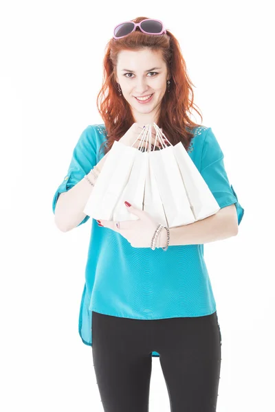 Mulher de cabelo vermelho bonito segurando sacos de compras — Fotografia de Stock