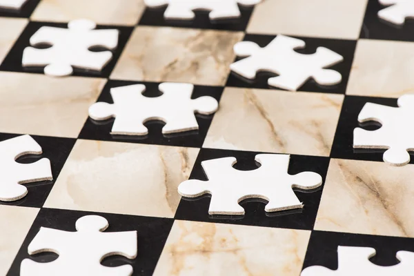 satranç tahtasının boş puzzle parçaları