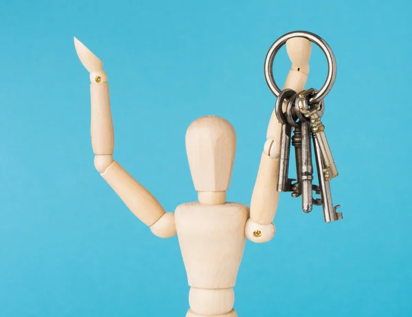 Wood doll holding set of retro keys — Stock Photo, Image