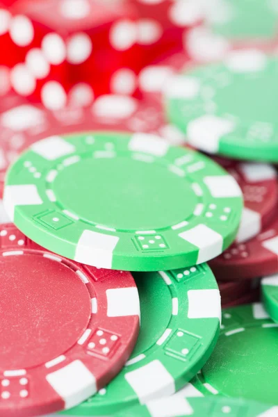ポーカー用のチップとレッドのカジノ サイコロ — ストック写真