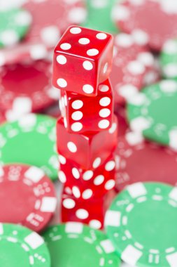Poker fişleri ve kırmızı casino dice