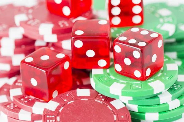 Fichas de póquer y dados de casino rojo —  Fotos de Stock