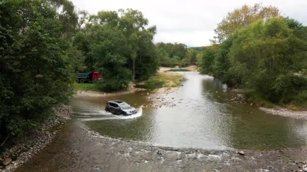 Bilen Flyttar Floden Till Vadstället Den Ryska Byn Utsikt Uppifrån — Stockvideo