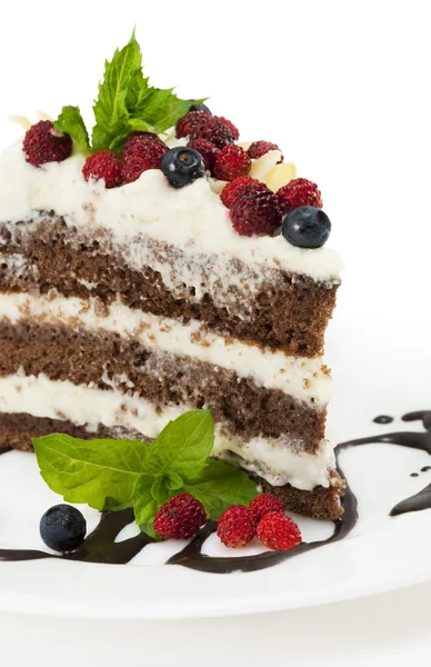 Stück Schokoladenkuchen mit Schokoglasur, Schlagsahne, — Stockfoto