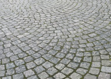 arka plan olarak granit taşlarıyla sokak