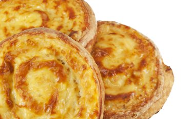 Beyaz arka plan üzerinde izole üç peynirli börek