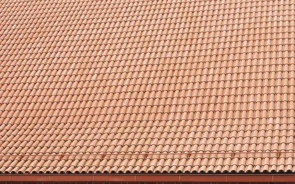 Dach jest pokryty dachówką jako tło — Zdjęcie stockowe