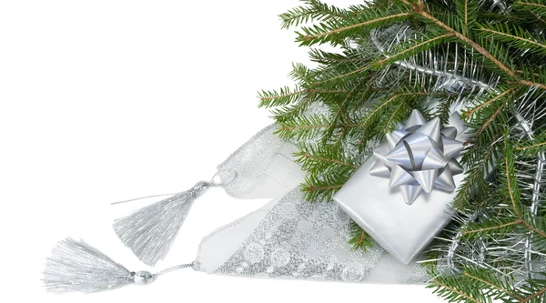 Vánoční dekorace, izolované s darem na bílém pozadí — Stock fotografie