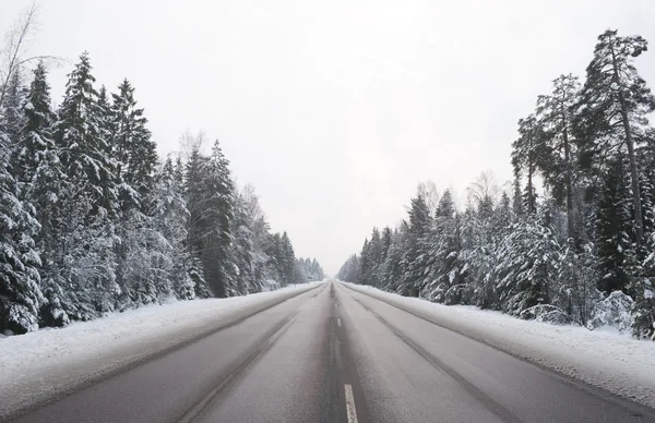 Strada invernale innevata — Foto Stock