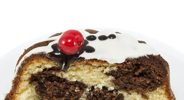 Gâteau en marbre avec cerise isolée sur blanc — Photo