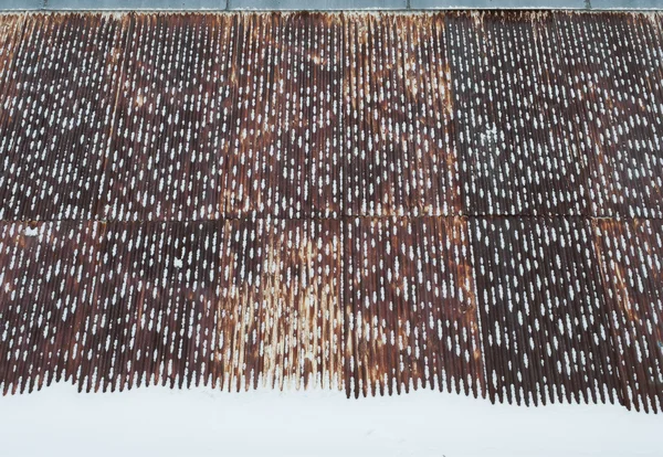 Винтажная ржавая железная крыша покрыта — стоковое фото
