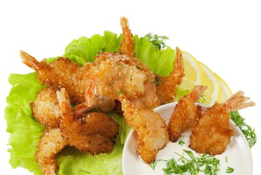 Hindistan cevizi soslu beyaz ISO üzerinde daldırma ile breading içinde kızarmış karides