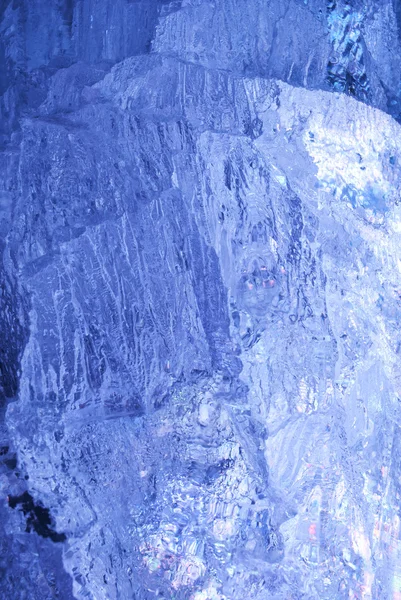 Textuur van ijs met donker blauwe achtergrondverlichting. — Stockfoto
