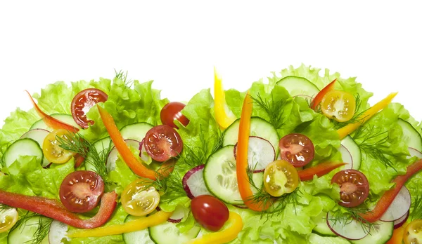 Свежий салат с редиской, помидорами черри и огурцами — стоковое фото