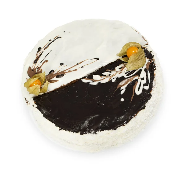 黒と白のフロスティングと地面で飾られた自家製のケーキ — ストック写真