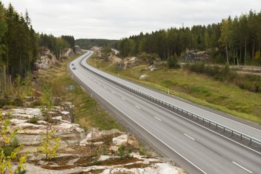 erken sonbaharda Granit kayalar arasında karayolu.
