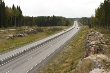 erken sonbaharda Granit kayalar arasında karayolu.