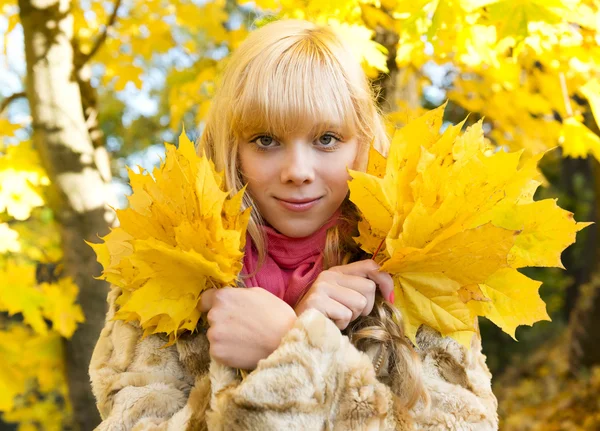 Krásná blonďatá dívka v podzimním parku — Stock fotografie