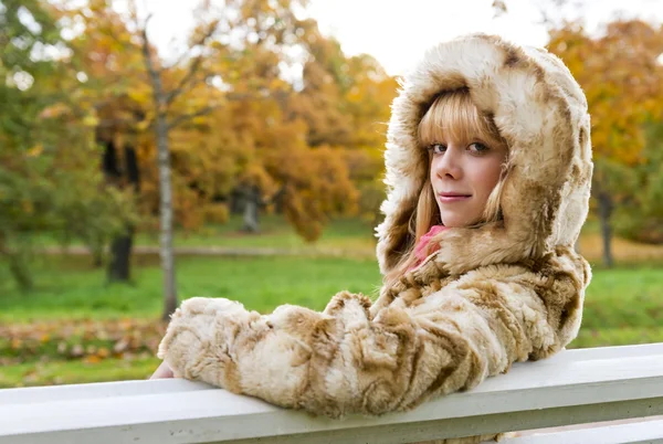 Krásná blonďatá dívka v podzimním parku — Stock fotografie