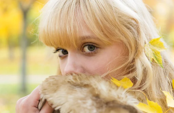 Krásná blonďatá dívka v podzimním parku — Stock fotografie