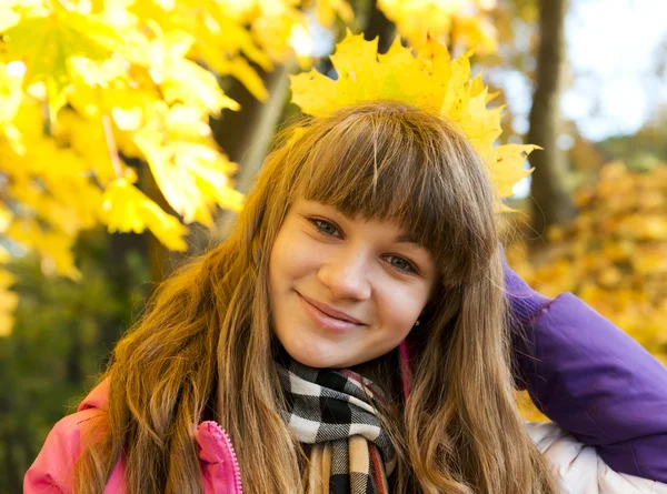 Krásná dívka s dlouhými tmavými vlasy v podzimním parku — Stock fotografie