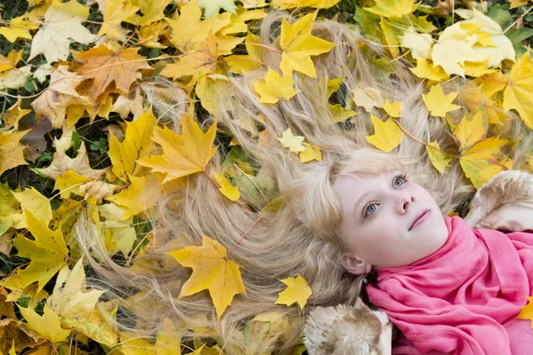 Prachtige blond meisje in herfst park — Stockfoto