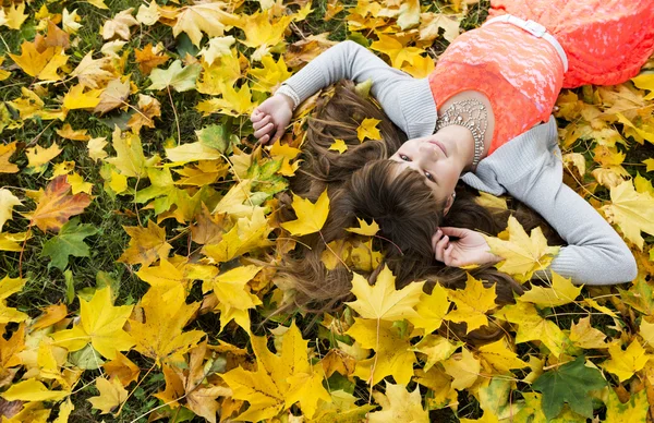 Mooi meisje met lang donker haar in de herfst park — Stockfoto