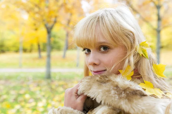 Güzel sarışın kız sonbahar Park — Stok fotoğraf