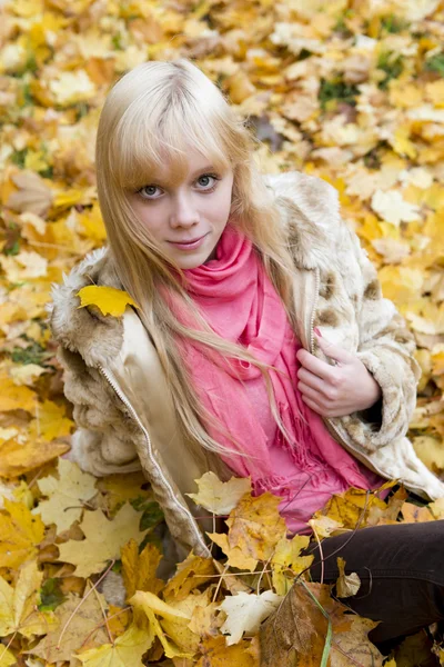 Schöne blonde Mädchen im Herbst Park — Stockfoto